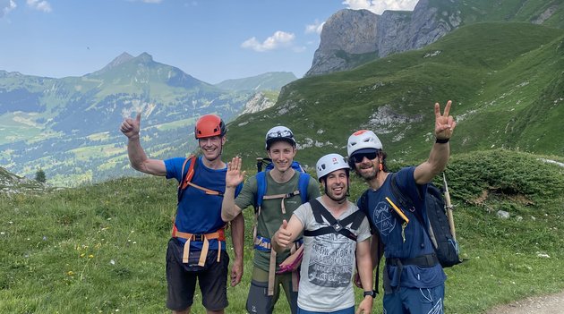 Kleine Wandergruppe geniesst den Bergsportkurs SAC in Schönried