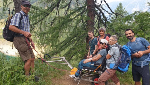 Eine Wandergruppe im Wald.