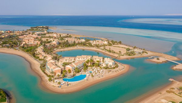 Flugaufnahme der schönen Hotelanlage mit grossem Strand