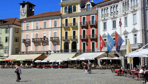 Der Piazza Grande in Locarno mit seinen bunten Häusern.