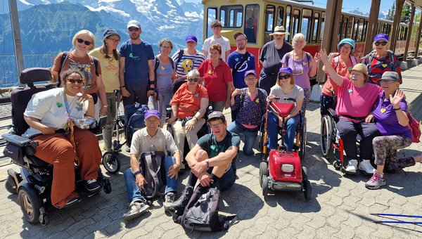 Eine Gruppe von Menschen vor einer Bahn