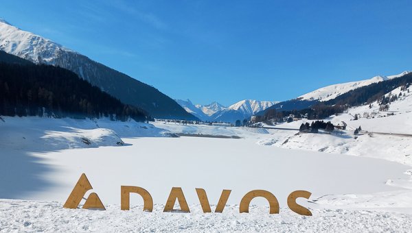 Eine schneebedeckte Landschaft mit Bergen in Davos.