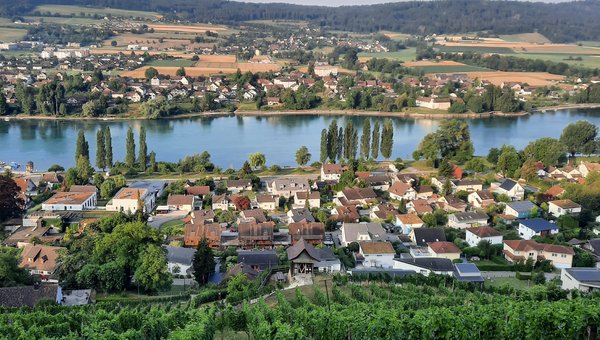 Die Kleinstadt Stein am Rhein mit dem Rhein, der zwischendurch fliesst.