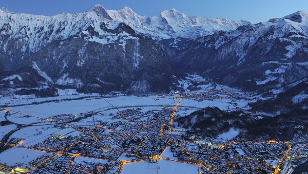 Eine Luftaufnahme von der Stadt Interlaken in der Nacht.